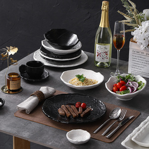 Ensemble <span class=keywords><strong>de</strong></span> vaisselle en céramique noire blanche <span class=keywords><strong>de</strong></span> qualité supérieure avec assiettes à bord ondulé bols tasses vaisselle minimaliste durable pour les repas modernes - Product Image 2