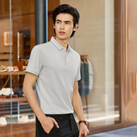 Polo personnalisé pour portier d'hôtel avec détail épaulettes et bordure dorée OEM