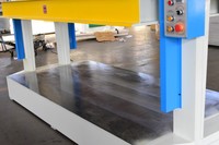 Presse à froid de qualité industrielle pour l'application de revêtement de porte