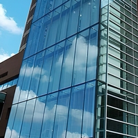 Mur rideau en verre sur mesure au design moderne, à cadre dissimulé en alliage d'aluminium, ouvert, étanche, garantie 1 an, pour hôtels, centres commerciaux et villas