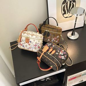 Bolso de Mano Geométrico Vintage 2025 para Mujer con Remaches y Cadena Decorativa, Cierre de Cremallera Resistente, Diseñado por el Diseñador de la Marca - Product Image 6