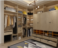 Système de dressing modulaire en L moderne avec aménagement personnalisable et tiroirs intégrés pour chambre parentale