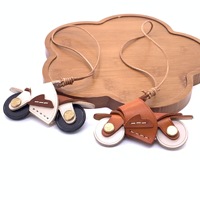 Sac à bijoux en cuir véritable de style nouveau, tanné végétal, accessoire fait main avec de belles coutures, petit charme mignon en forme de moto