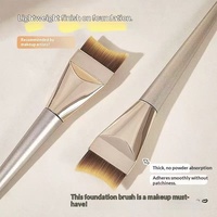 Pinceau de maquillage en fibre artificielle en forme de croissant avec manche en plastique, tête plate ultra-fine pour fond de teint liquide