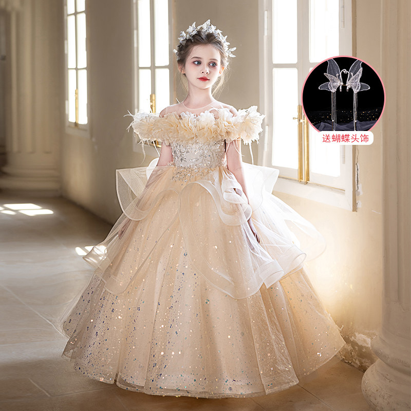 Abito champagne con sottogonna e copricapo a farfalla