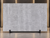 Dalles de marbre gris clair pour comptoirs de cuisine sur mesure, grands carreaux de sol, marches d'escalier, dessus de meubles et revêtements muraux