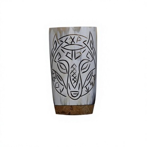 Gobelet en corne marbrée bohème avec motif de loup tribal, vaisselle écologique - Product Image 1