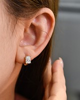 Boucles d'oreilles créoles solitaires taille radiant en or 18 carats avec diamant de laboratoire certifié IGI 1 carat, style Hailey – Icône de la haute couture et des célébrités