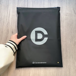 Empaque de Polipropileno Transparente con Logotipo Personalizado Impreso en Negro Mate y Esmerilado para Ropa y Artículos de Marca - Product Image 4