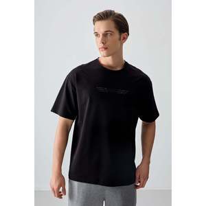 เสื้อยืดผู้ชายพิมพ์ลาย Air Jones สีดำทรงโอเวอร์ไซส์ ผ้าคอตตอนผสมเนื้อนุ่มหนา สไตล์ลำลองแนวสตรีท เหมาะสำหรับใส่ในชีวิตประจำวัน - Product Image 1