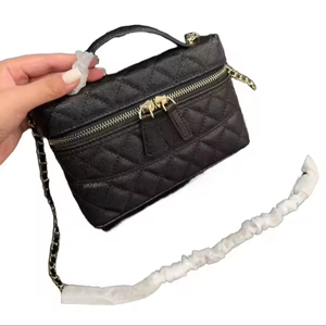 กระเป๋าเครื่องสำอางหนังแท้สไตล์วินเทจย้อนยุคสำหรับผู้หญิง สายโซ่ทองแบบคล้องไหล่เดียว สะพายข้าง วางบนเคาน์เตอร์ได้  เป็นเครื่องประดับแฟชั่น - Product Image 1