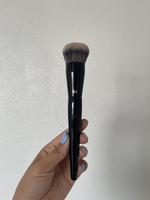 Pinceau de maquillage de luxe personnalisé pour anticernes, manche en bois noir, haute qualité, durable, pinceau kabuki unique pour fond de teint