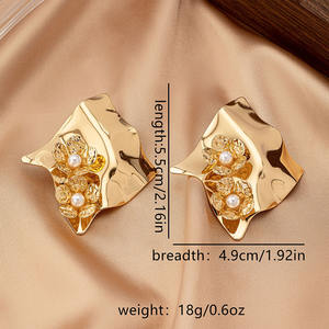 Pendientes de mujer de flor de perla tridimensional con pliegues de Metal geométricos irregulares a la moda - Product Image 6