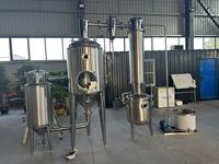 Jamproductielijn inclusief wasmachine, schil- en ontpitmachine, verbrijzelingsmachine en vacuümconcentrator.