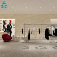 Porte-vêtements en métal style industriel pour femmes, étagère à vêtements, idéal pour les boutiques de mode urbaines – Idée de design d'intérieur
