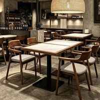 Ensemble de salle à manger de style restaurant de montagne, table en pierre, structure métallique – Durable, écologique, confortable, pour hôtels commerciaux