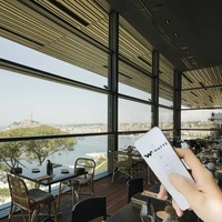 Sistema Moderno de Ventanas Corredizas Verticales Motorizadas de Aluminio y Vidrio, Ventana Tipo Guillotina Retráctil, para Comercios, Restaurantes y Bares