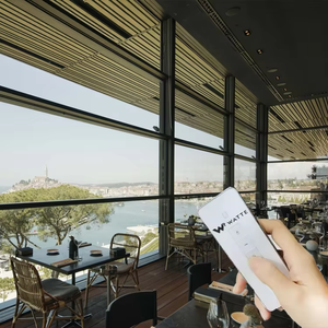 Système de fenêtres en verre aluminium rétractable à glissement vertical motorisé avec guillotine relevable pour restaurant commercial et bar - Product Image 1