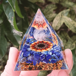 Ornement pyramidal en résine avec pierres de cristal, cadeau de décoration pour la maison avec Lapis Lazuli et boule de cristal blanc pour présentation sur bureau - Product Image 1