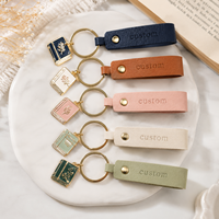 Llavero Personalizado de Cuero PU para Amantes de los Libros con Colgante Metálico de Libro Floral y Esmalte Duro, Logotipo Grabado, Regalo Elegante de Cuero