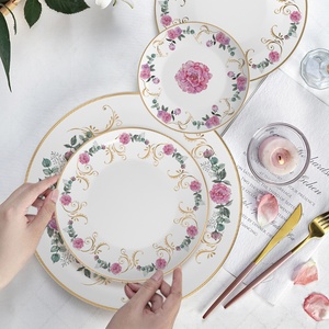 Plato de Porcelana Fina con Borde Dorado, Diseño de Rosas Rosadas Románticas para Celebración del Día de San Valentín, Ideal para Hoteles y Banquetes - Product Image 1