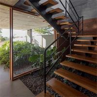 Escalier monodirectionnel design à l'aspect flottant avec structure en acier et marches en bois pour intérieur moderne