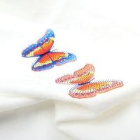 Fabricant d'étiquettes en silicone souple avec logo papillon personnalisé Autocollants d'impression par transfert de chaleur haute densité en silicone avec points en brosse