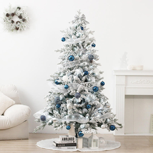 Décoration de Noël : Ensemble d'arbre de Noël en peluche blanche PE simulé et orné, idéal pour centres commerciaux et fêtes - Product Image 1