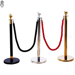 Poteaux de séparation en corde de velours rouge - Product Image 1