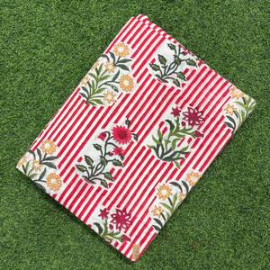 Tela de Algodón Blanca con Rayas Verticales Rojas Intensas, Motivos Florales Multicolores y Botánicos |   Estampado Tradicional Indio - Product Image 4