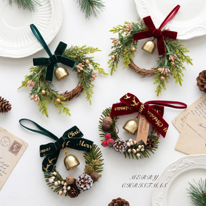 Ensemble d'ornements de Noël à suspendre, clochettes, nœuds en velours rouge, pommes de pin, style forêt, décoration de fenêtre, petite breloque cadeau, vente en gros. - Product Image 2