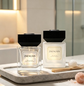 Bouteilles de diffuseur à roseaux <span class=keywords><strong>en</strong></span> <span class=keywords><strong>verre</strong></span> carrées vides <span class=keywords><strong>en</strong></span> gros, 100ml, 150ml, 200ml, avec couvercles <span class=keywords><strong>en</strong></span> bois noir, logo personnalisé pour la décoration intérieure - Product Image 5