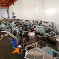 Machine de marquage de route thermoplastique autonome avec voiture de véhicule de conduite