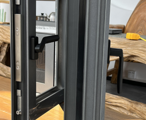 KT Design moderno tranquillo Patio in alluminio vetro cerniera <span class=keywords><strong>finestra</strong></span> nera <span class=keywords><strong>finestra</strong></span> <span class=keywords><strong>a</strong></span> battente <span class=keywords><strong>per</strong></span> la casa in lega di alluminio telaio in vetro temperato - Product Image 4