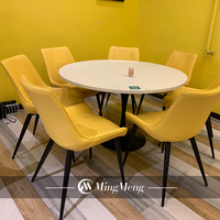 Ensemble de table de restaurant pour enfants simple avec une décoration concrète et généreuse, table et chaises en marbre