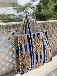 Bolso tote acolchado de terciopelo con estampado de tigre, hecho a mano, estilo hippie, bolso de hombro para compras y viajes para mujer - Product Image 4