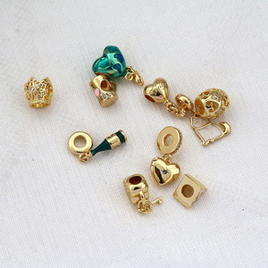 CZ9432 Abalorios de dijes colgantes chapados en oro con esmalte, con diseños divertidos de pizza, taza de café y comida, para pulseras, con temática de celebración de cumpleaños - Product Image 6