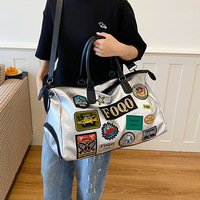 Sac de voyage en PU froissé avec patch brodé en chenille personnalisé, compartiment à chaussures séparé pour articles secs et humides, sac de week-end multifonctionnel