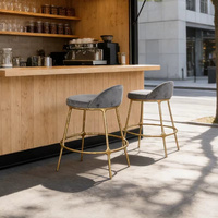 Tabouret de bar moderne de luxe en velours gris avec dossier et structure en métal doré martelé pour îlot de cuisine, hôtel, café