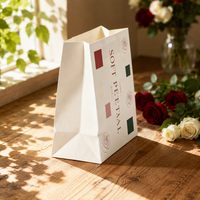 Sac cadeau en papier artistique imprimé de roses élégantes, sac fourre-tout en papier avec logo personnalisé pour l'emballage de cadeaux floraux