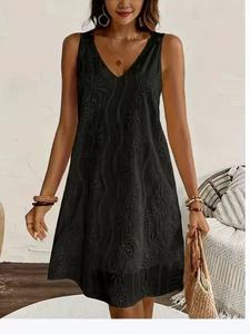 Robe d'été ample blanche brodée à œillets pour femme, sans manches, col en V, style resort, vente en gros - Product Image 2
