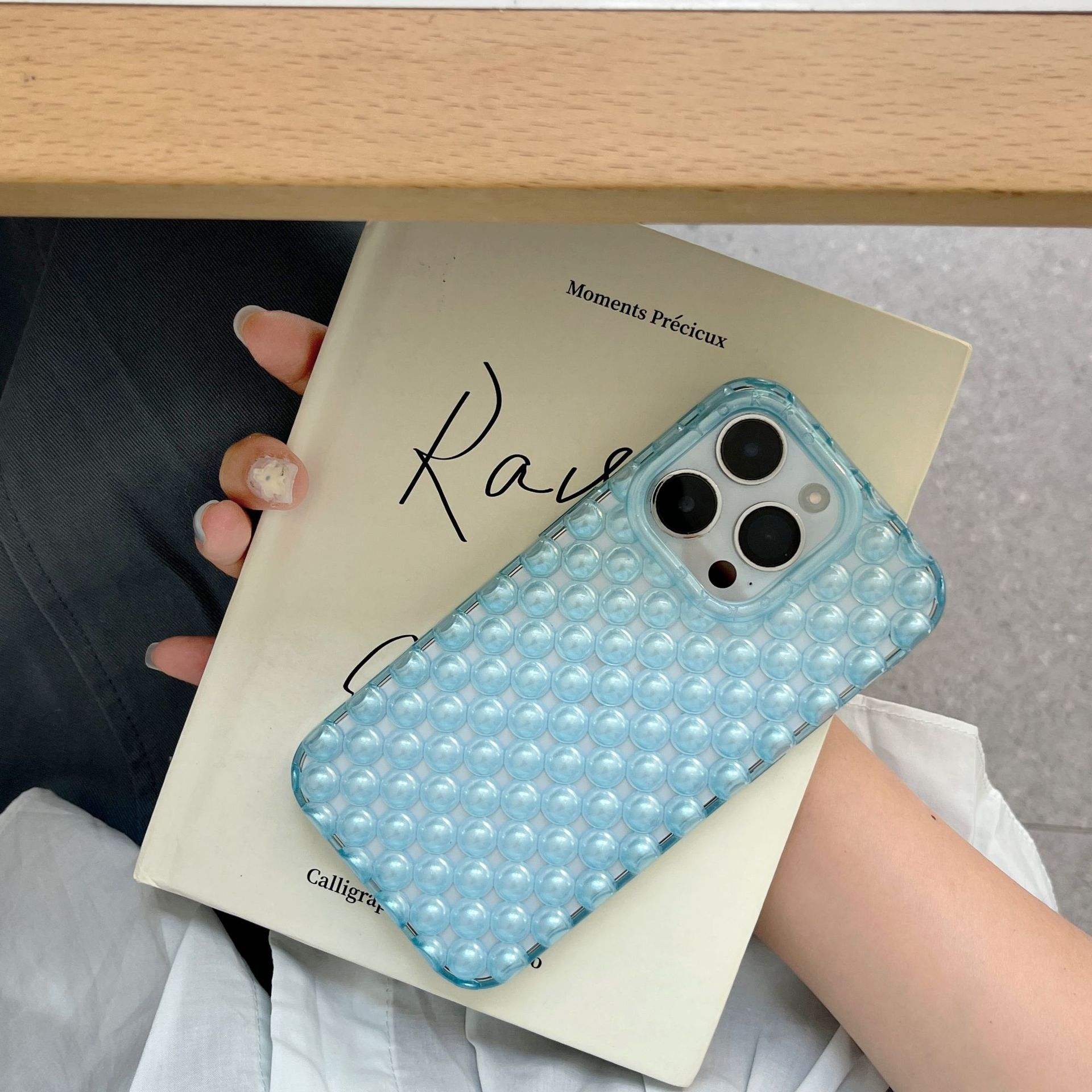 Perla hueca con azul translúcido.