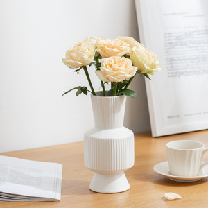 Vase en céramique à finition mate de forme géométrique avec une sensation de qualité supérieure pour la décoration d'entrée, d'hôtel, de salle d'exposition, de salon - Product Image 3