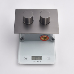 Juego de Ducha Empotrado Cuadrado de Cobre Gris Metálico Hecho a Medida, Montado en la Pared, Agua Fría y Caliente, con Prevención de Corrosión - Product Image 1