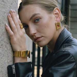 Brazalete Unisex en Tono Dorado con Cierre de Resorte para Regalo - Product Image 3