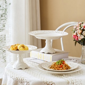 Assiette en céramique européenne à motif de rose en relief, fabriquée à la main, plateau à gâteau en céramique blanche nordique pour gâteau, dessert et décoration de mariage - Product Image 2