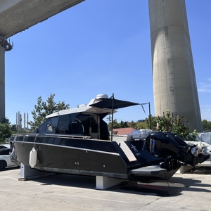 Yacht di Lusso Premium da 33 Piedi in Vetroresina con Cabina, Barca da Crociera per il Tempo Libero in Acque Blu in Vendita - Product Image 1