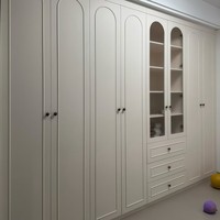 Armoire Japandi en panneaux de particules couleur crème avec rideaux de porte en tissu, service de conception 3D pour appartement, fermeture douce, placard intégré