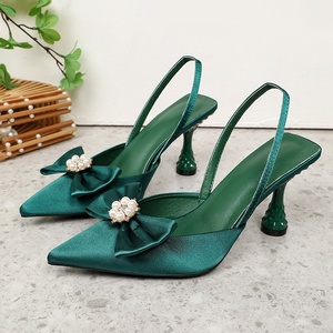 <span class=keywords><strong>Zapatos</strong></span> de tacón de aguja de alta gama con punta de <span class=keywords><strong>esmeralda</strong></span>, diseño hueco, lazo de perlas y correa con hebilla para mujer, ideales para el verano. Venta al por mayor para suministro transfronterizo. - Product Image 4