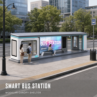 Abri de bus accessible en acier inoxydable avec signalisation braille et repères tactiles pour les passagers malvoyants.